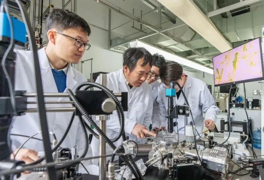 张广宇左二和赵交交左一等团队成员在实验